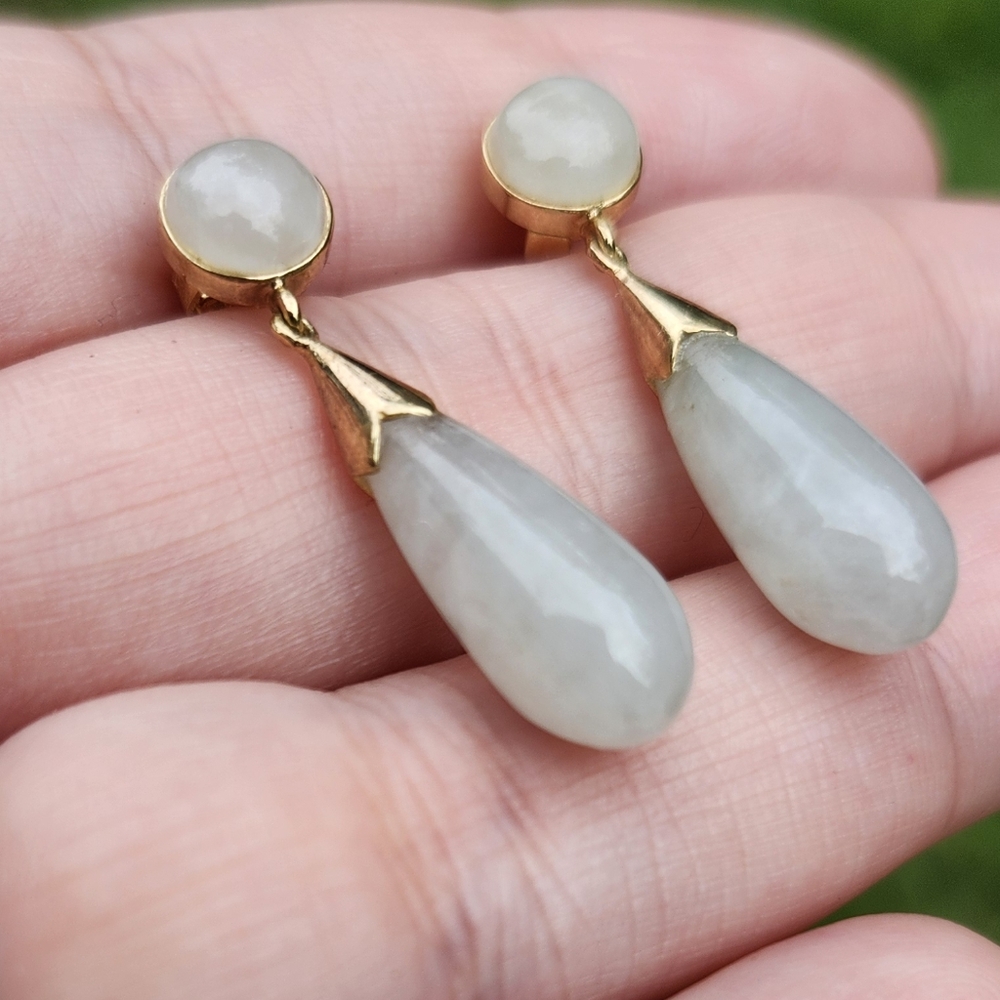 14kt gold jade teardrop dangle earrings Vintage